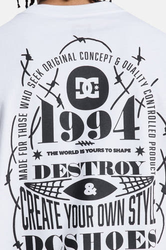 Wit T-shirt met korte mouwen van DC SHOES met een grote zwarte rugprint, inclusief het DC-logo, jaartal 1994, teksten en stekeldraadmotieven.