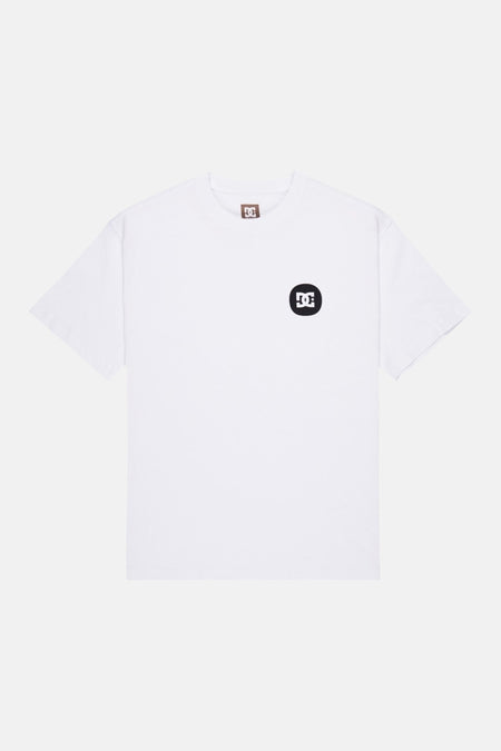 T-shirt blanc à manches courtes de DC SHOES avec logo rond noir sur la poitrine et petit logo dans la nuque.