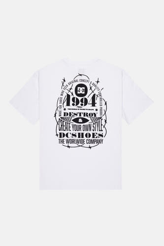 Wit T-shirt met korte mouwen van DC SHOES, met zwarte rugprint van '1994', logo en 'Destroy & Create Your Own Style' omringd door prikkeldraad.