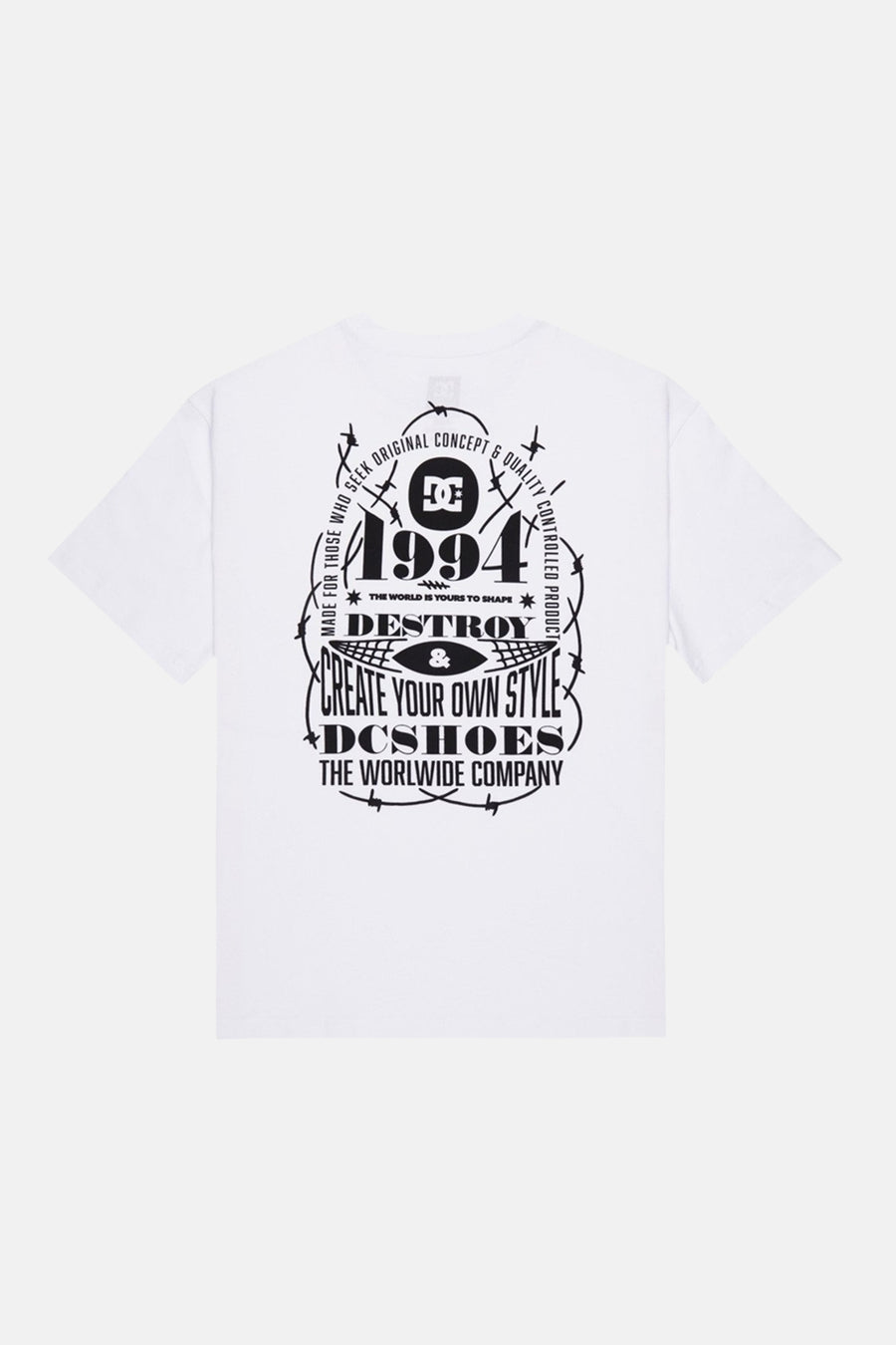 Wit T-shirt met korte mouwen van DC SHOES, met zwarte rugprint van '1994', logo en 'Destroy & Create Your Own Style' omringd door prikkeldraad.