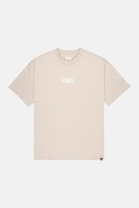 Beige T-shirt met korte mouwen van DC SHOES met wit DC SHOE CO-logo op de borst en een klein DC-label op de zoom.