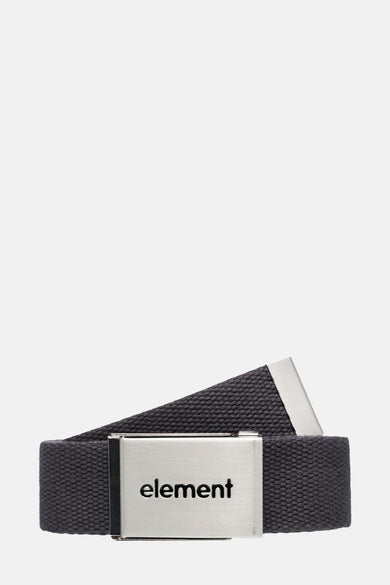 Zwarte riem van ELEMENT met zilverkleurige gesp met merknaam.
