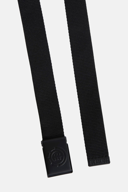 Zwarte riem van ELEMENT, met een metalen gesp met het merklogo en het woord 'ELEMENT' op het uiteinde.
