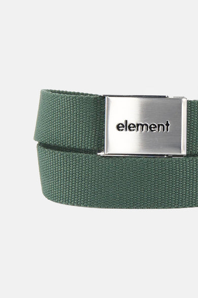 Groene riem van ELEMENT, met zilverkleurige gesp met het merk erop, op een witte achtergrond.
