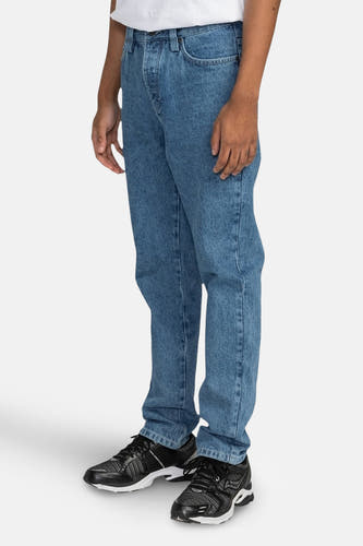 Rechte jeans van blauw denim van ELEMENT, met schoenen en een wit t-shirt.
