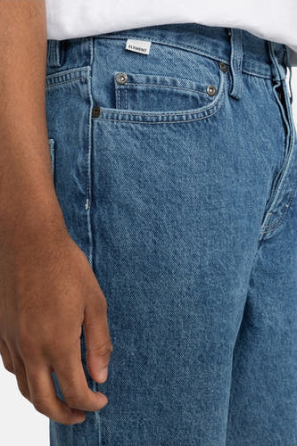 Jean bleu droit d'ELEMENT, avec une couture visible.