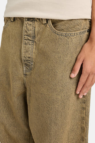 Wijde jeans van gebroken wit denim van ELEMENT, met stiksels en een hand op de rechterkant.
