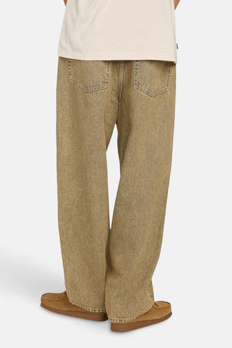 Off-white denim jeans wide van ELEMENT, achterkant, met losse pasvorm en bruine schoenen.