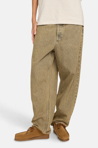 Off-white denim jeans wide van ELEMENT, met een casual pasvorm en bruine suède schoenen.
