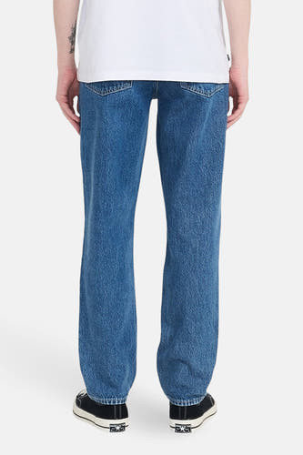 Blauwe rechte jeans van ELEMENT, met achterzakken en zwarte schoenen.
