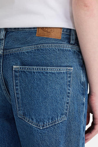 Rechte jeans van ELEMENT in middenblauw denim, met een leren patch op de tailleband.