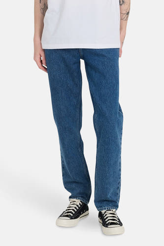 Middenblauwe denim straight jeans van ELEMENT, gecombineerd met een wit T-shirt en zwarte sneakers.
