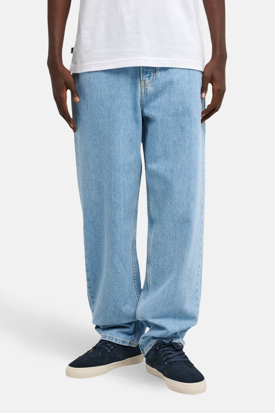 Jean bleu clair et large d'ELEMENT, avec un lavage subtil et associé à des baskets bleu foncé.