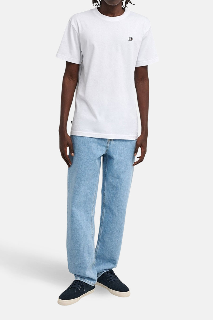 Jean en denim bleu clair large d'ELEMENTLEMENT, des jtes et et chaussures bleues foncées.