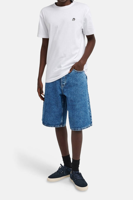Middenblauwe denim jeansshort van ELEMENT, gedragen met een wit T-shirt en donkerblauwe sneakers.