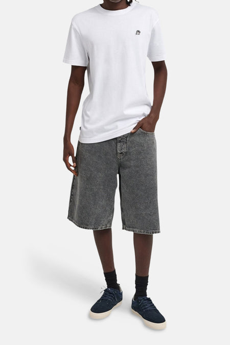 Jeansshort van mid grey denim van ELEMENT, gedragen met een wit T-shirt en donkerblauwe schoenen.