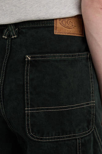 Short en jean vert de ELEMENT, avec surpiqûres contrastées et détail de poche arrière.