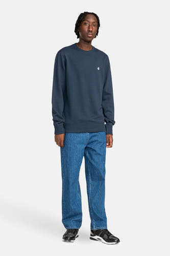 Pull-over bleu avec col rond d'ELEMENT, porté avec des jeans bleus et des baskets noires.