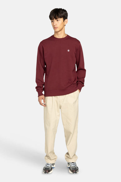 Bordeaux sweater van ELEMENT, gecombineerd met een crèmekleurige broek en sneakers.