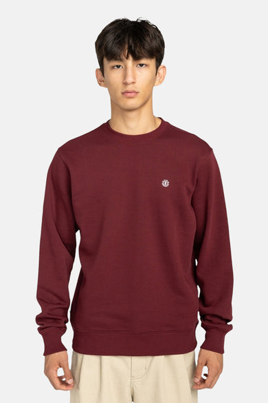 Bordeauxkleurige sweater van ELEMENT, met een klein logo op de borst en gedragen over een crèmekleurige broek.