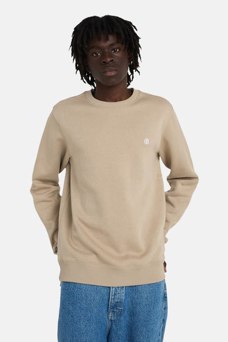 Beige sweater met ronde hals van ELEMENT, gedragen met blauwe jeans.
