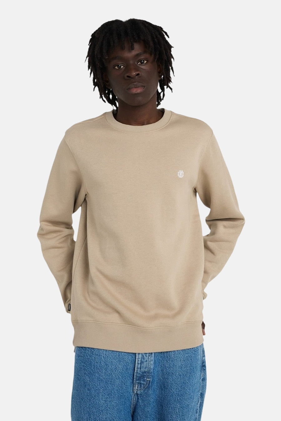 Beige sweater met ronde hals van ELEMENT, gedragen met blauwe jeans.
