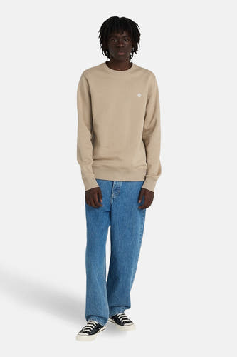 Beige sweater met ronde hals van ELEMENT, gedragen met blauwe jeans en zwart-witte sneakers.