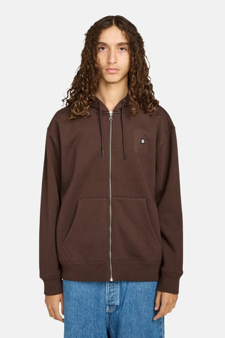 Bruine sweater met rits van ELEMENT, met een klein logo op de borst en blauwe jeans.
