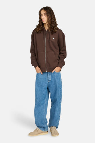 Bruine sweater van ELEMENT, met lange mouwen, ritssluiting en zakken, gecombineerd met wijde jeans en suède schoenen.
