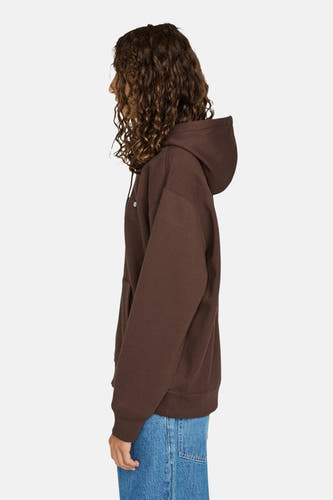 Bruine sweater van ELEMENT, met capuchon, gedragen met een jeans, in zijaanzicht.
