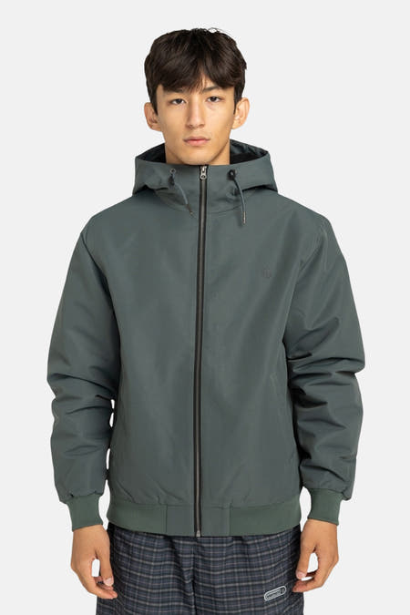 Korte groene jas van ELEMENT, met capuchon en een zwarte rits op een witte achtergrond.
