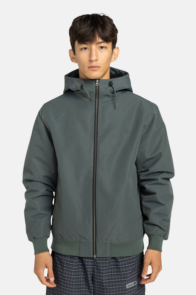 Korte groene jas van ELEMENT, met capuchon en een zwarte rits op een witte achtergrond.
