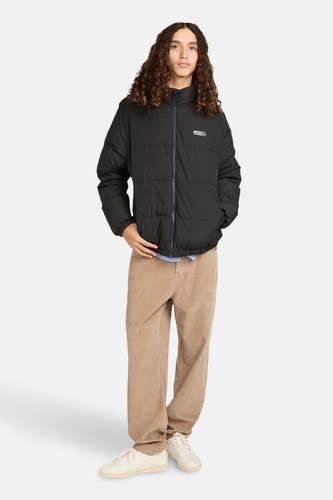 Zwarte korte jas van ELEMENT, gedragen met een corduroy broek en witte sneakers.
