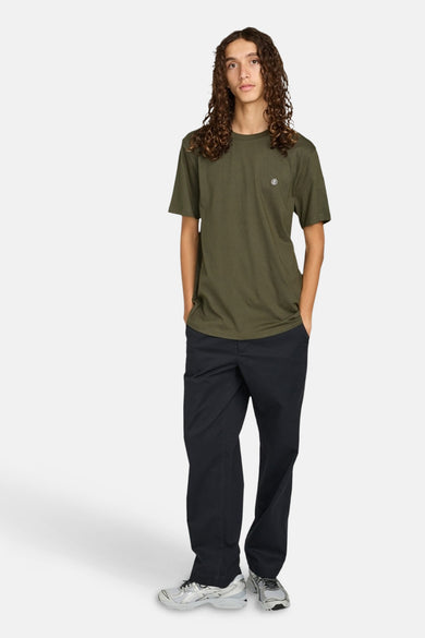 T-shirt vert avec manches courtes d'ELEMENT, porté avec un pantalon noir et des chaussures grises.