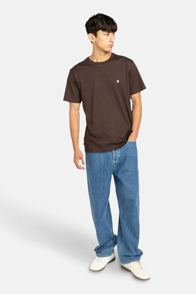 T-shirt marron à manches courtes d'ELEMENT, porté avec des jeans bleus et des baskets blanches.