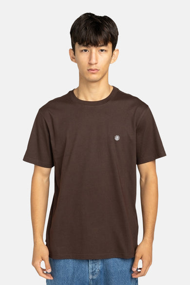 T-shirt marron à manches courtes d'ELEMENT, avec un petit logo sur la poitrine, associé à un jean bleu.