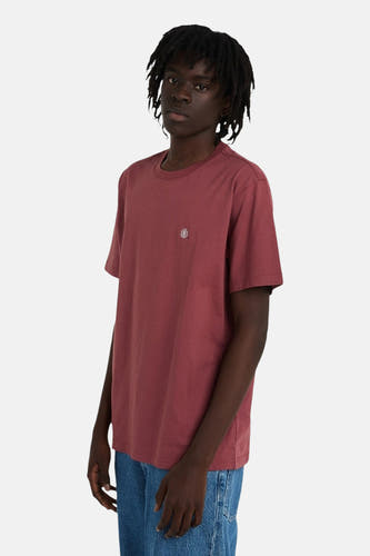 Rood T-shirt met korte mouwen van ELEMENT, met een klein logo op de borst en gedragen met een jeansbroek.
