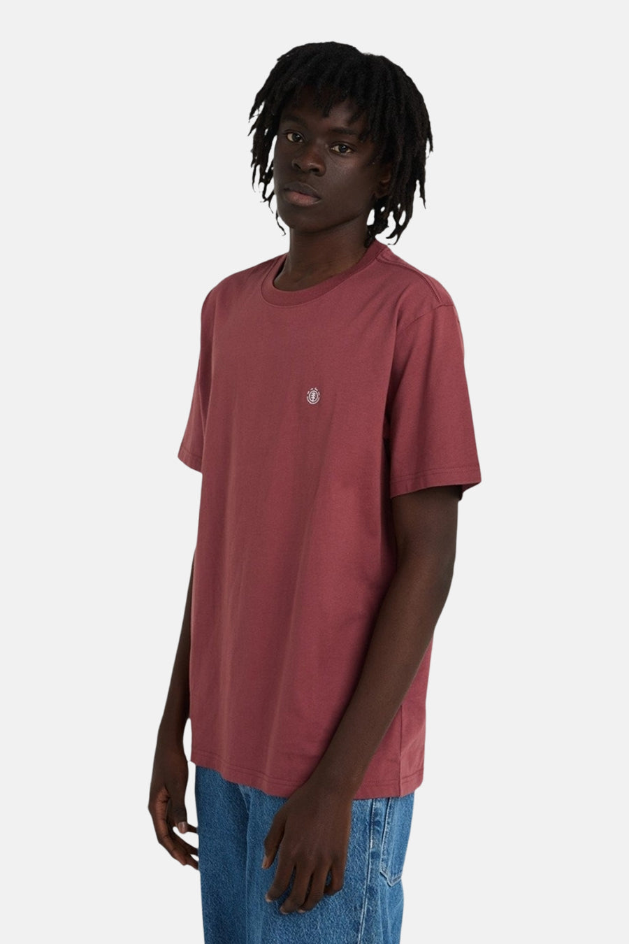 Rood T-shirt met korte mouwen van ELEMENT, met een klein logo op de borst en gedragen met een jeansbroek.
