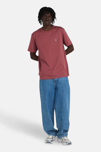 Rood T-shirt met korte mouwen van ELEMENT, met een klein logo op de borst en gedragen met blauwe jeans.
