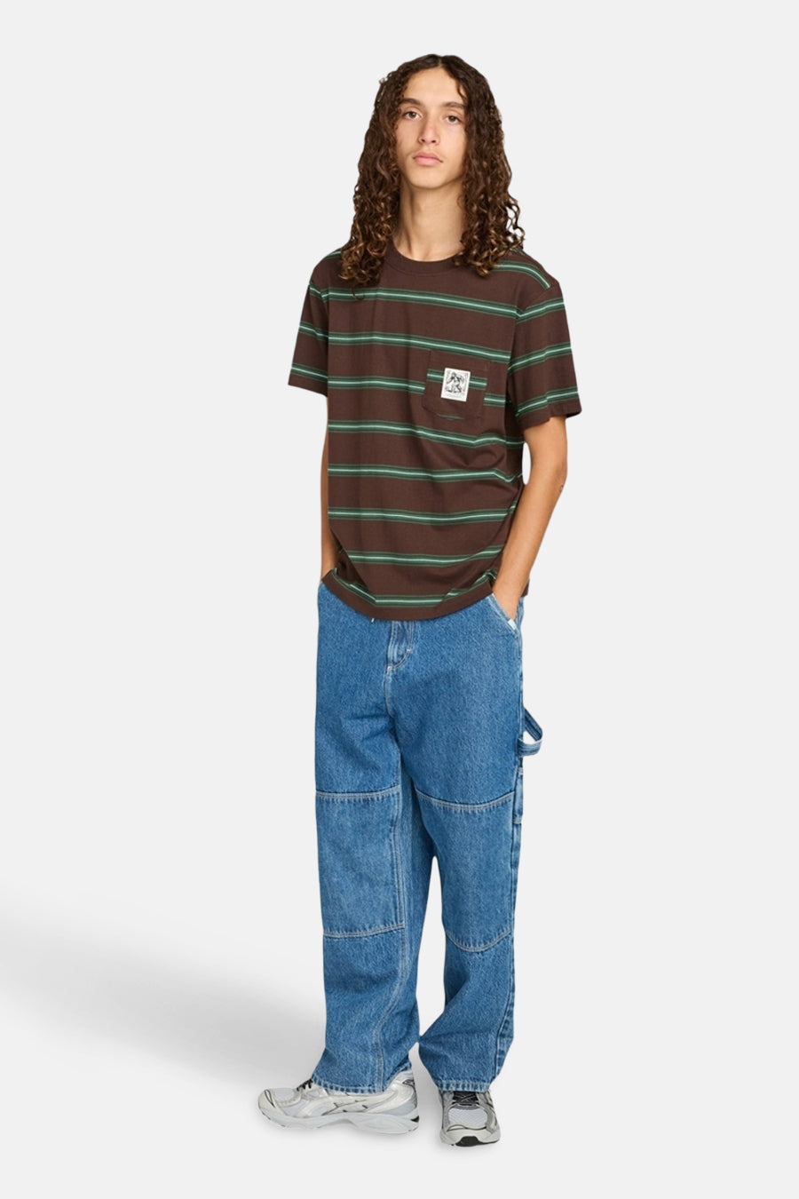 Bruin T-shirt met korte mouwen van ELEMENT, met een gestreept patroon en een borstzakje, gecombineerd met blauwe jeans en grijze sneakers.
