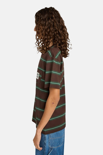 Bruin T-shirt met korte mouwen van ELEMENT, gestreept met borstzak, gedragen met een blauwe jeans.