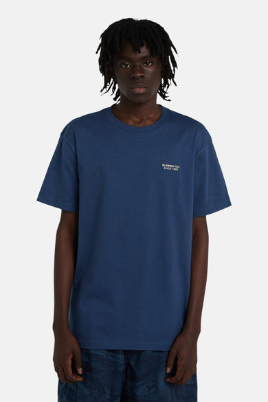 T-shirt bleu à manches courtes d'ELEMENT, dos, associé à un pantalon camouflage.