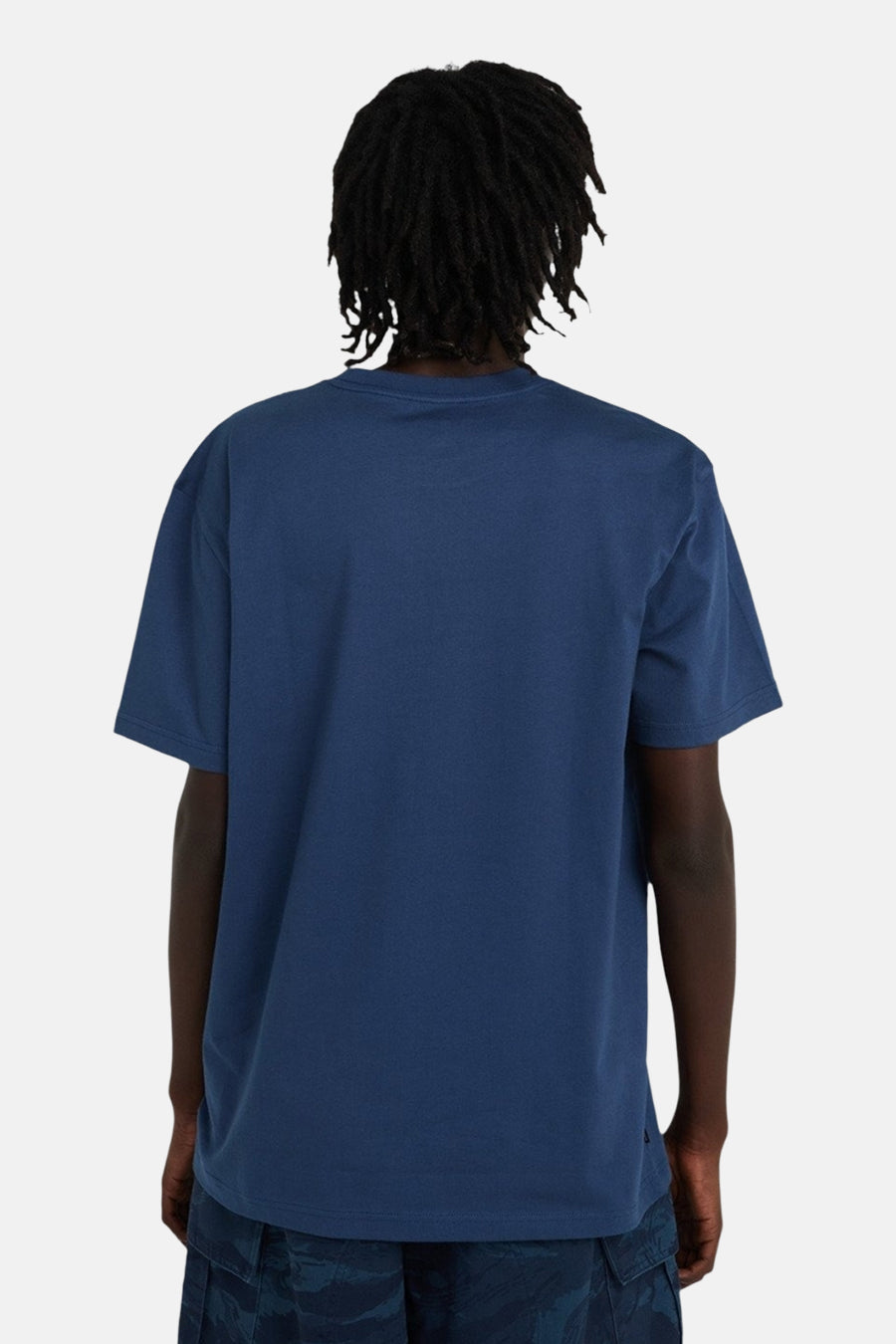 Blauw T-shirt met korte mouwen van ELEMENT, achterkant, gecombineerd met een camouflage broek.
