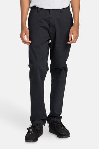 Zwarte chino van ELEMENT, op een model, met zwarte suède schoenen.