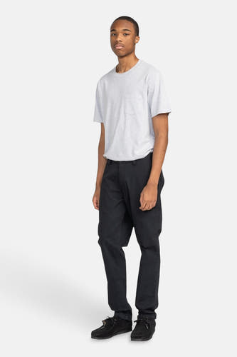 Zwarte chino van Element, gecombineerd met een grijs T-shirt en zwarte schoenen.