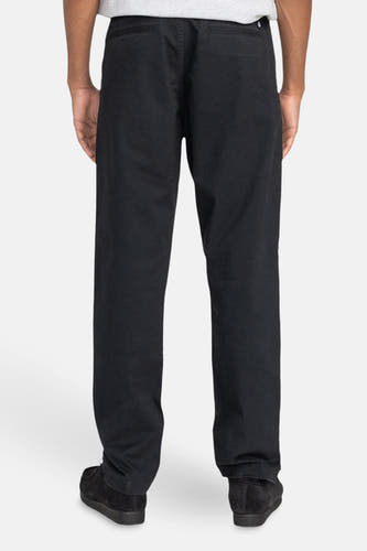 Zwarte chino van ELEMENT, gezien van achteren, met discrete zakken en een relaxte pasvorm.