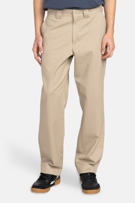 Beige chino van ELEMENT, met klassieke pasvorm en zwarte schoenen.

