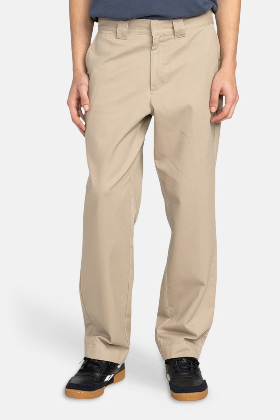 Beige chino van ELEMENT, met klassieke pasvorm en zwarte schoenen.
