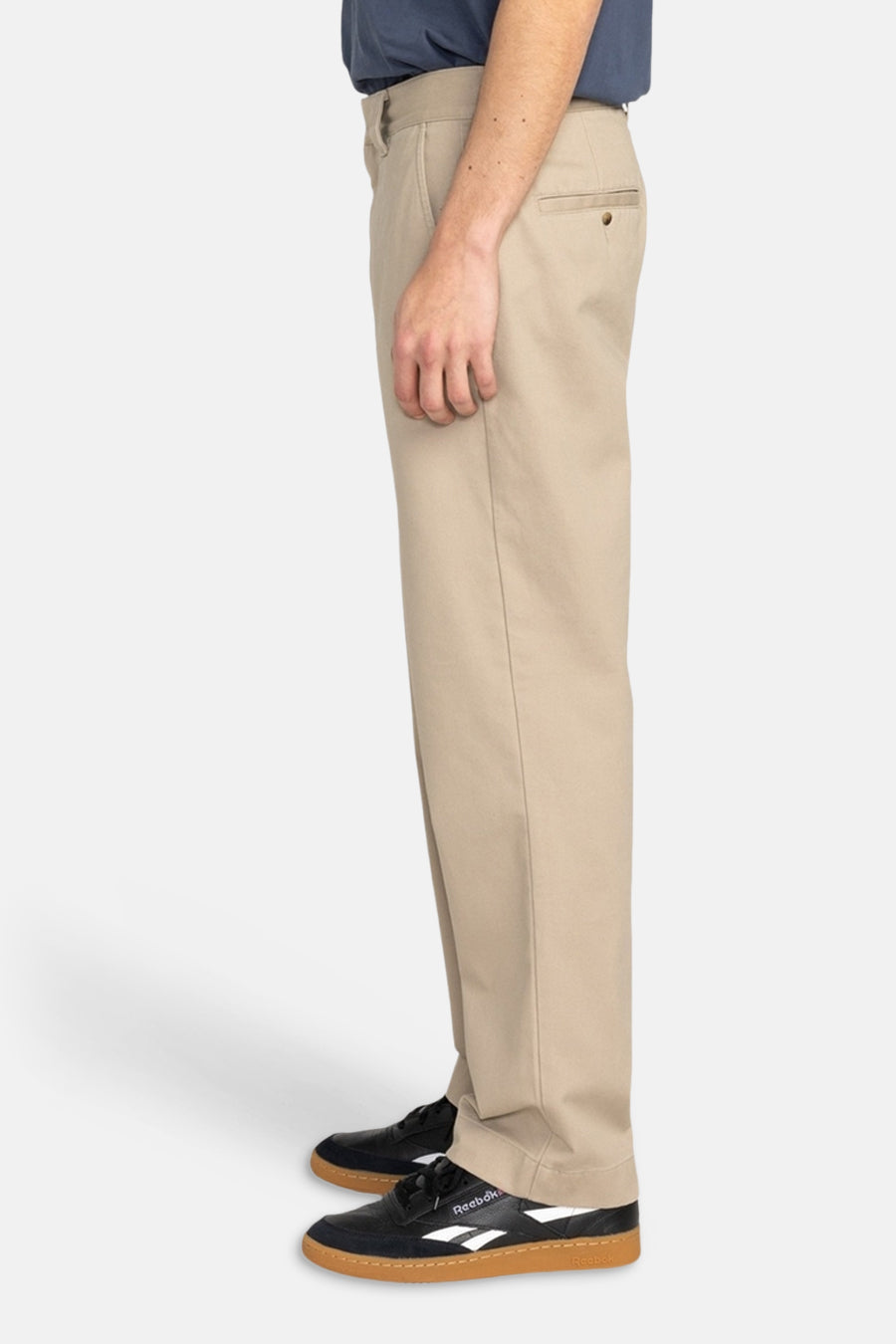 Beige chino van ELEMENT, met achterzak en gedragen met zwarte schoenen.
