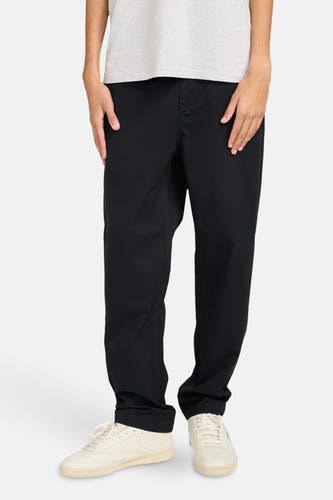 Chino noir d'ELEMENT, avec des chaussures claires et un t-shirt gris.